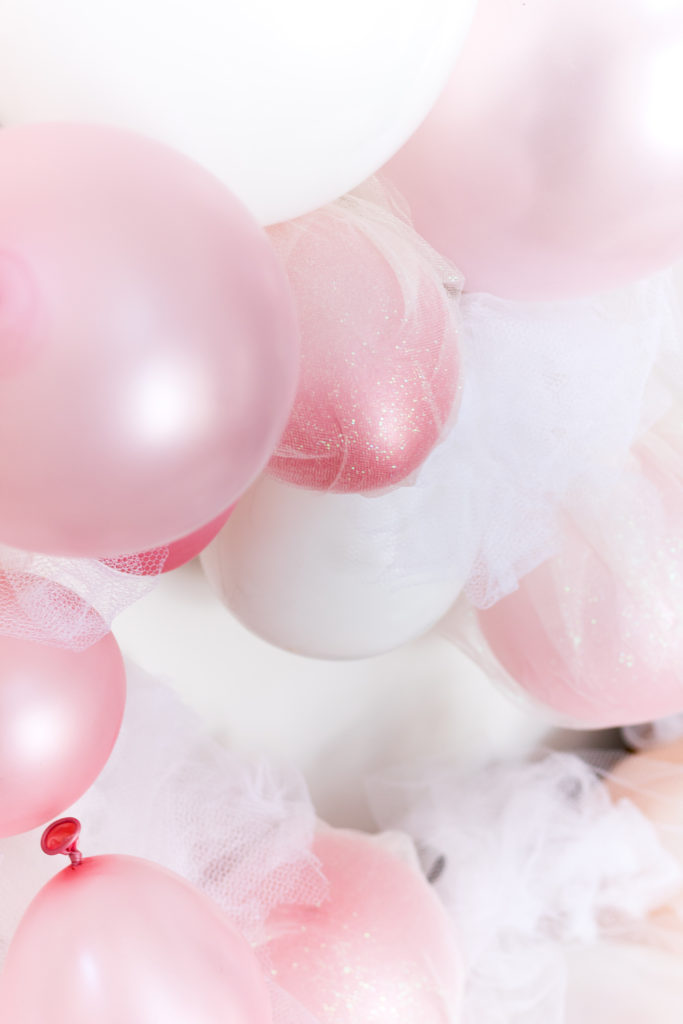 Tulle and balloon heart garland - Valentine's Day bar backdrop