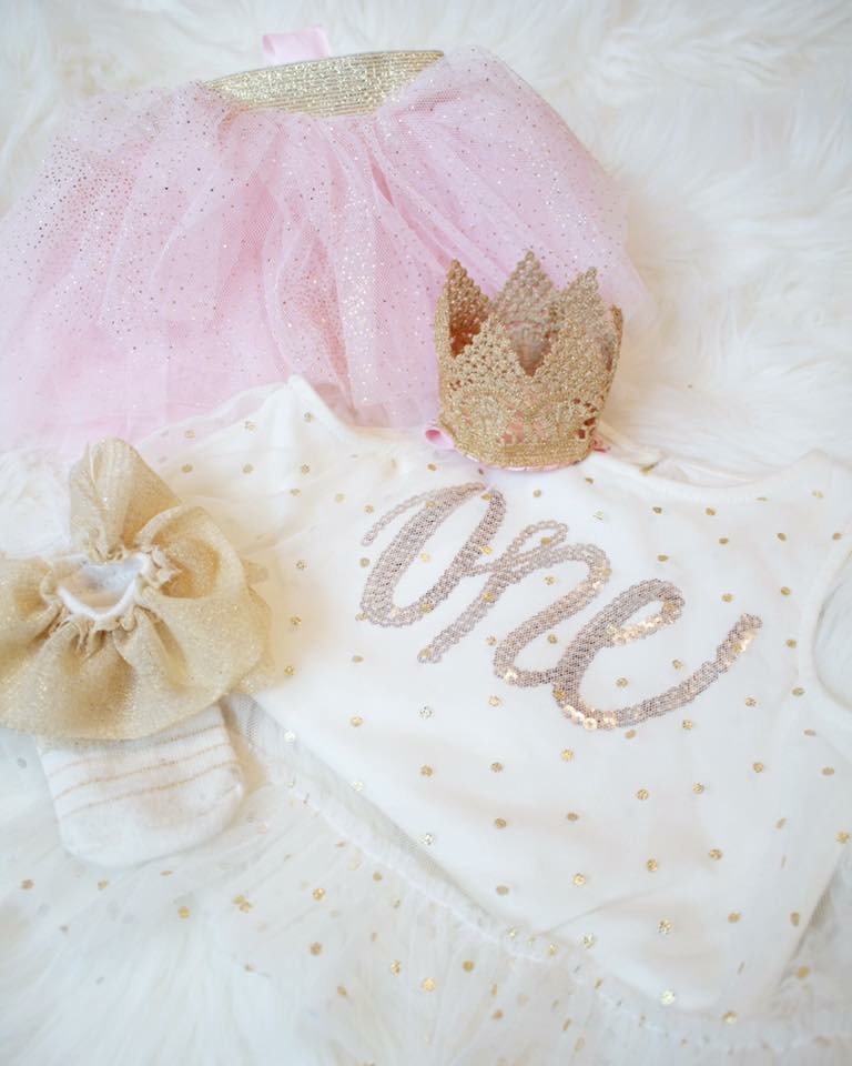 Easy first birthday ideas: Mud Pie first birthday outfit including pink crown and tulle skirt