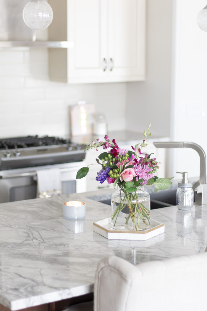 Refresh for spring: refresh your white bright kitchen for spring with a fresh floral arrangement . Kitchen ideas. Kitchen decor. 