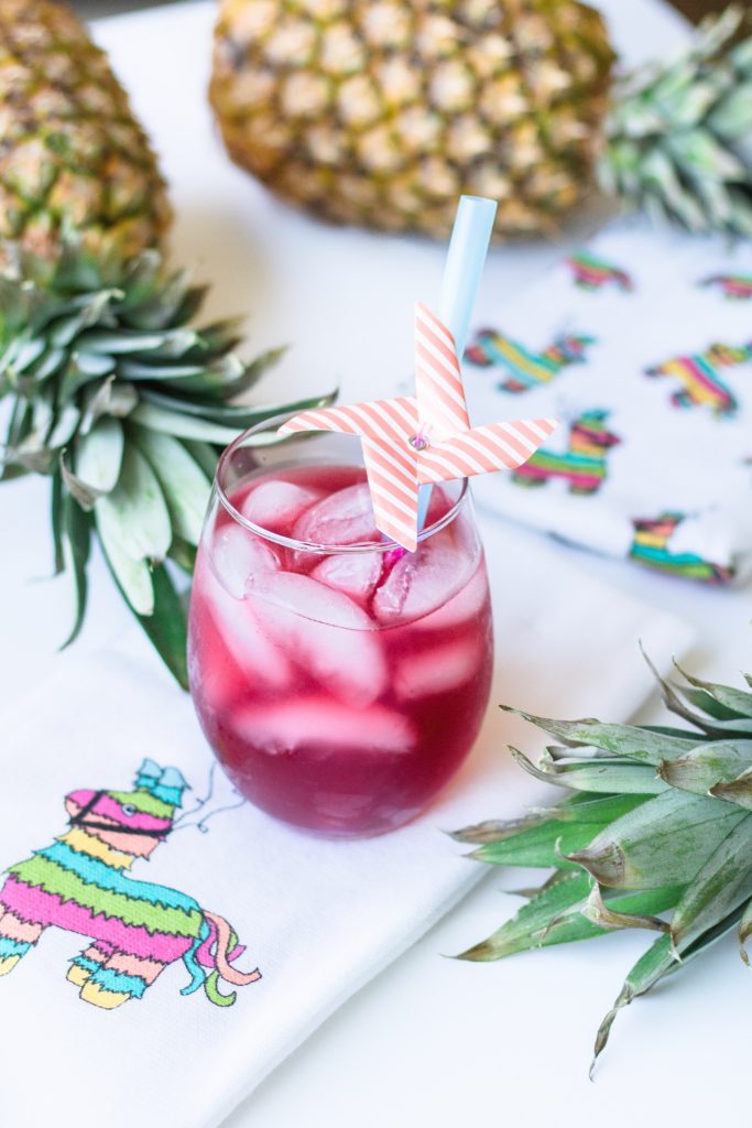 Easy summer cocktails - Vodka Pomegranate Lemonade - Vodka PomLemonade - Pomegranate and Lemonade with Vodka makes the perfect summer drink! 