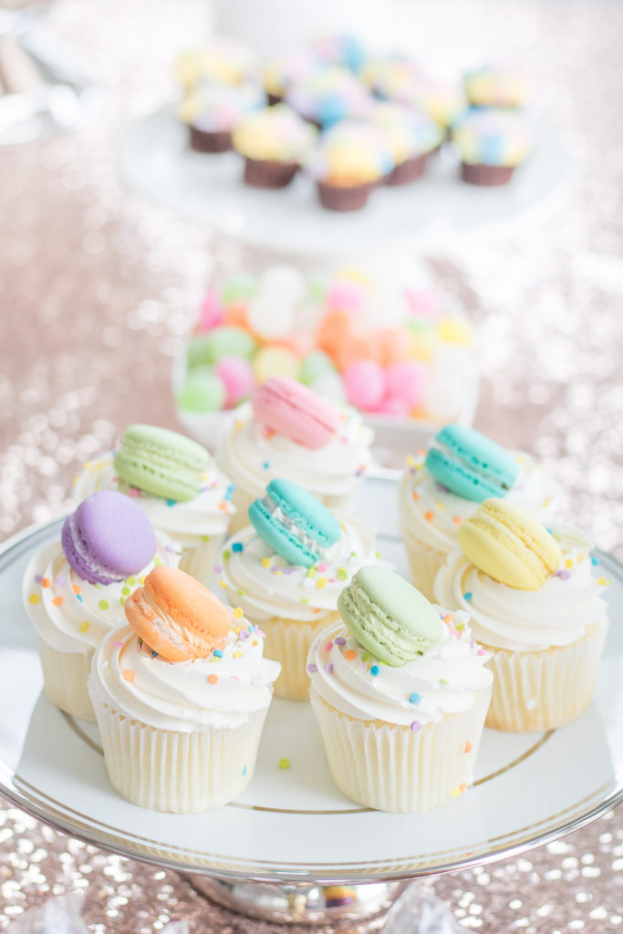 Macaron confetti cupcakes - Macaron cupcakes - Vanilla birthday cupcakes - Girls birthday party ideas 
