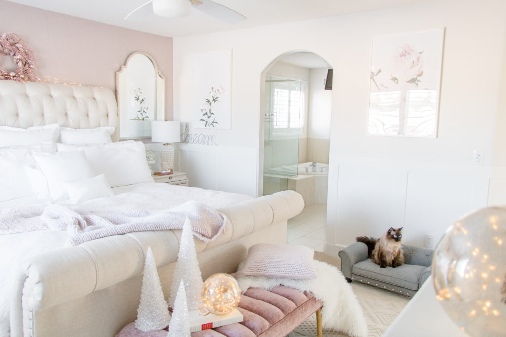 https://chandeliersandchampagne.com/wp-content/uploads/2019/01/Luxurious-pink-and-white-bedroom-1024x683.jpg