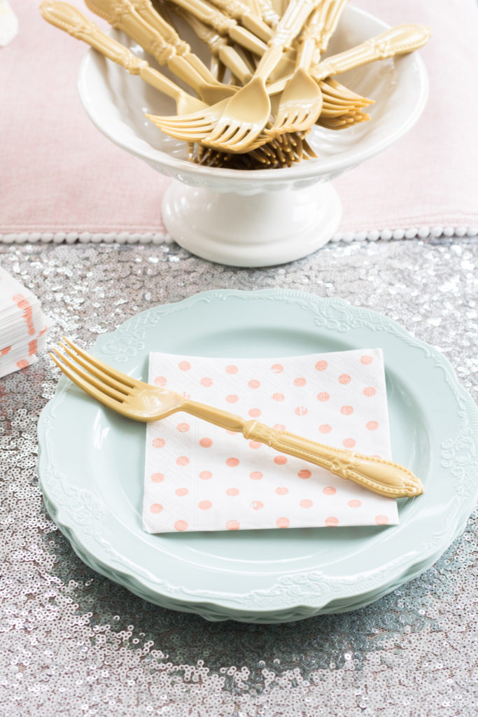 Vintage-look plastic plate and cutlery for birthday party