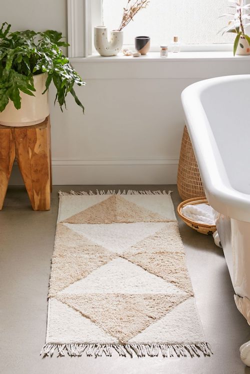 Boho chic bathroom decor: Neutral triangle bath mat
