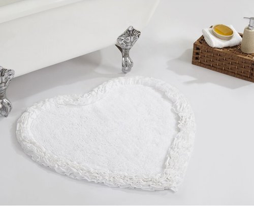 Fresh white bath rug: ruffled heart bath mat