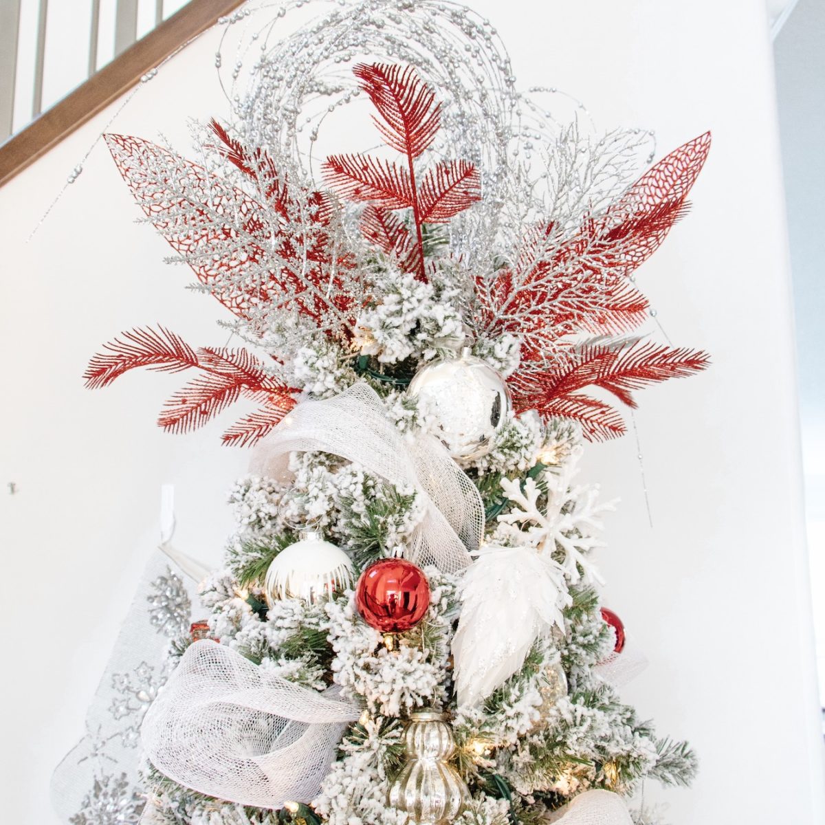 https://chandeliersandchampagne.com/wp-content/uploads/2020/11/White-and-red-Christmas-tree-topper-1200x1200-cropped.jpg
