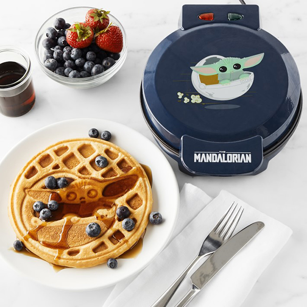 Baby Yoda gift ideas : Mandalorian waffle maker